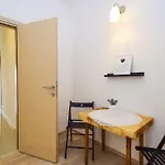 Amadrian شقة