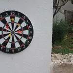 Amadrian شقة